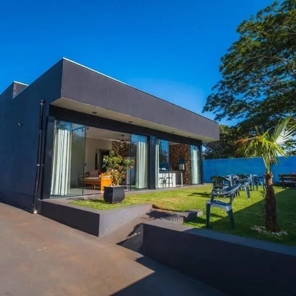 Casa com 2 suítes, cozinha completa , área de lazer, piscina infantil, 10 min do parque aquático