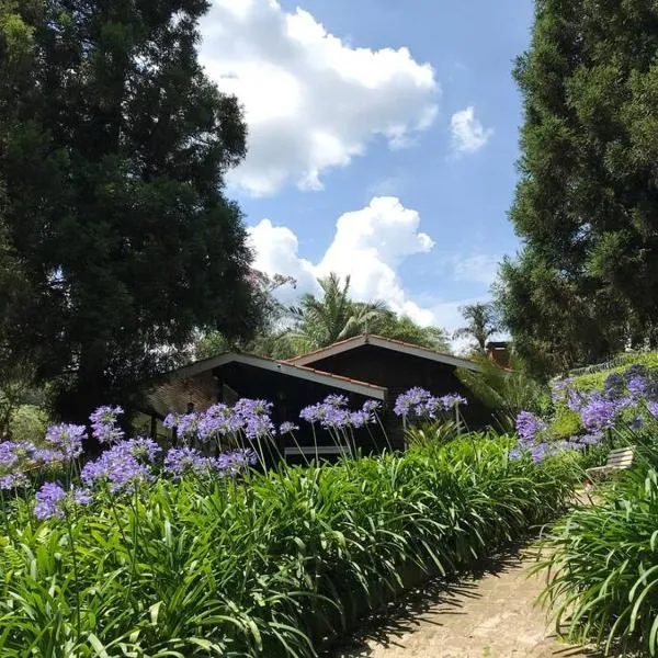 Lindo e aconchegante chalé com piscina, lareira e churrasqueira