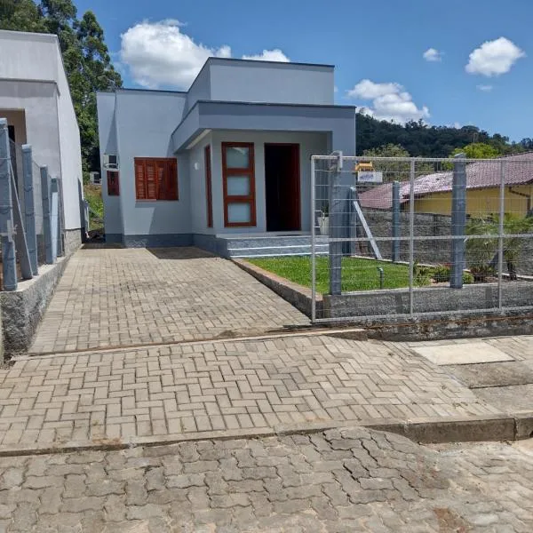 Grey House, próximo a Gramado e ao Templo Budista