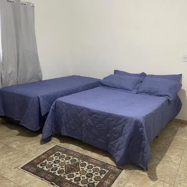 Suíte com uma cama de casal e uma cama de solteiro