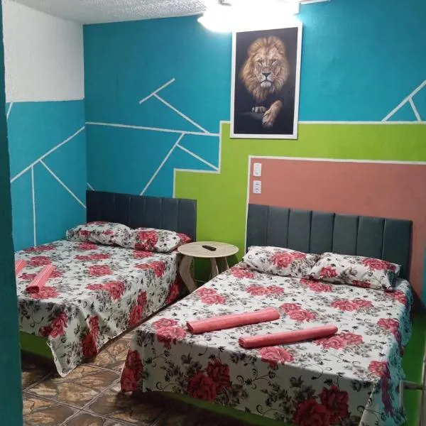 Quarto, garagem, portão automático, banheiro, wi-fi, tv, frigobar e ventilador de teto