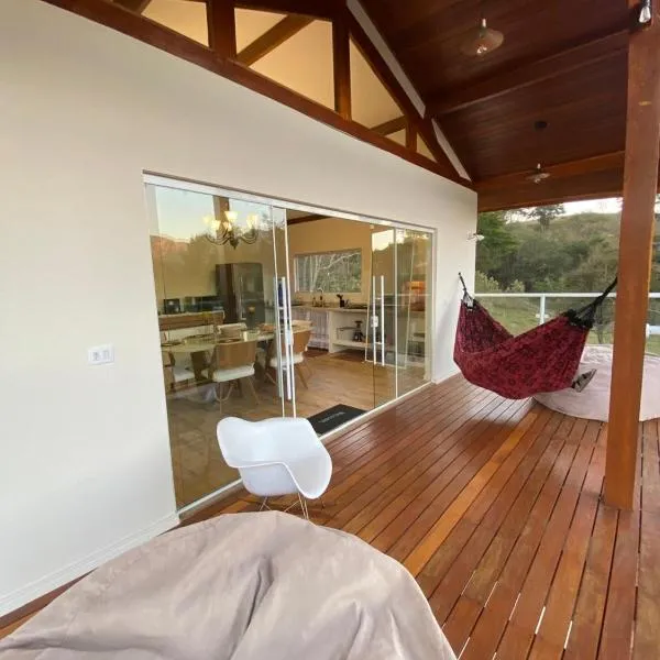 Casa com Varanda Vista para Montanhas e Tranquilidade
