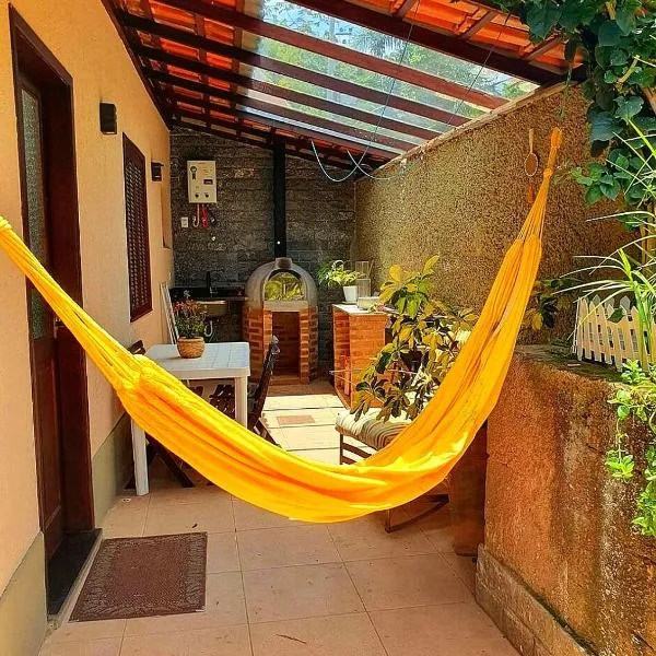 Recanto de Itaipava - casa com forno de pizza a lenha, churrasqueira e área kids, pet friendly, equipada para até 6 pessoas, em meio à Natureza e próxima ao centro do bairro