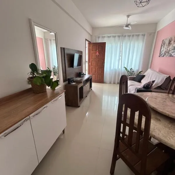 Apê 101 5 min praia Abricó Rio das Ostras 2 quartos 4 pessoas com área externa com churrasqueira e rede