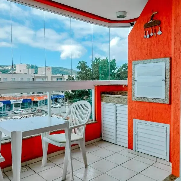3 quartos a 280m da praia c roupa de cama - Sacada com Churrasqueira - climatizado - 10 min a pé da passarela do Ribeiro e acesso a Praia de Bombinhas - 5 min a pé de supermercados - Até 8 pessoas, ideal p famílias, grupos, crianças